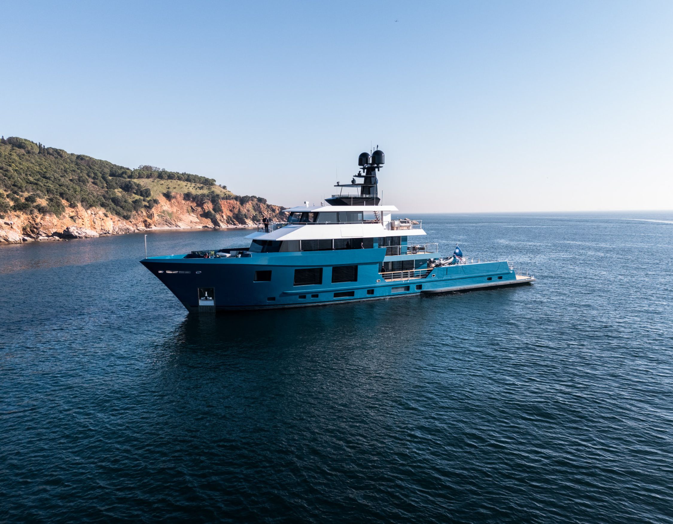KING BENJI can accommodate 10 guests in 5 luxurious cabins.