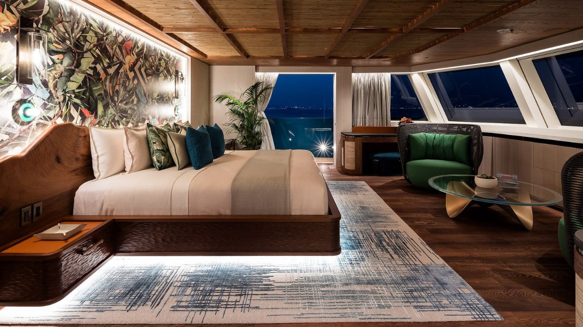 KING BENJI can accommodate 10 guests in 5 luxurious cabins.