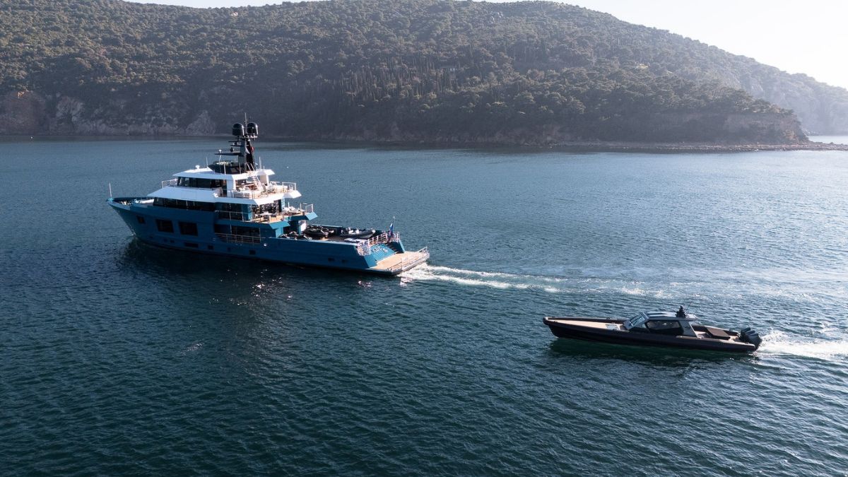 King Benji yacht, a luxury mega-yacht with cool yacht features, tenders and toys