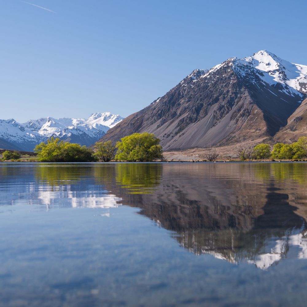 New Zealand lake and mountains