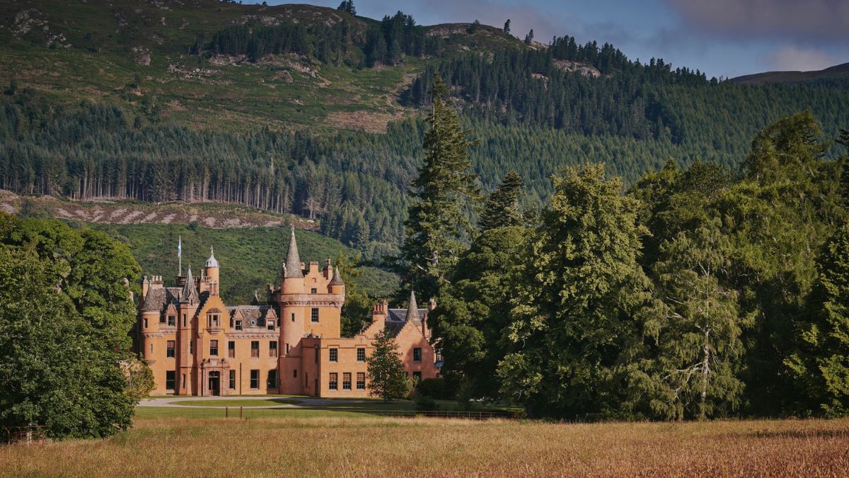 Red brick castle in Scotland, an exclusive stay with our luxury travel concierge service