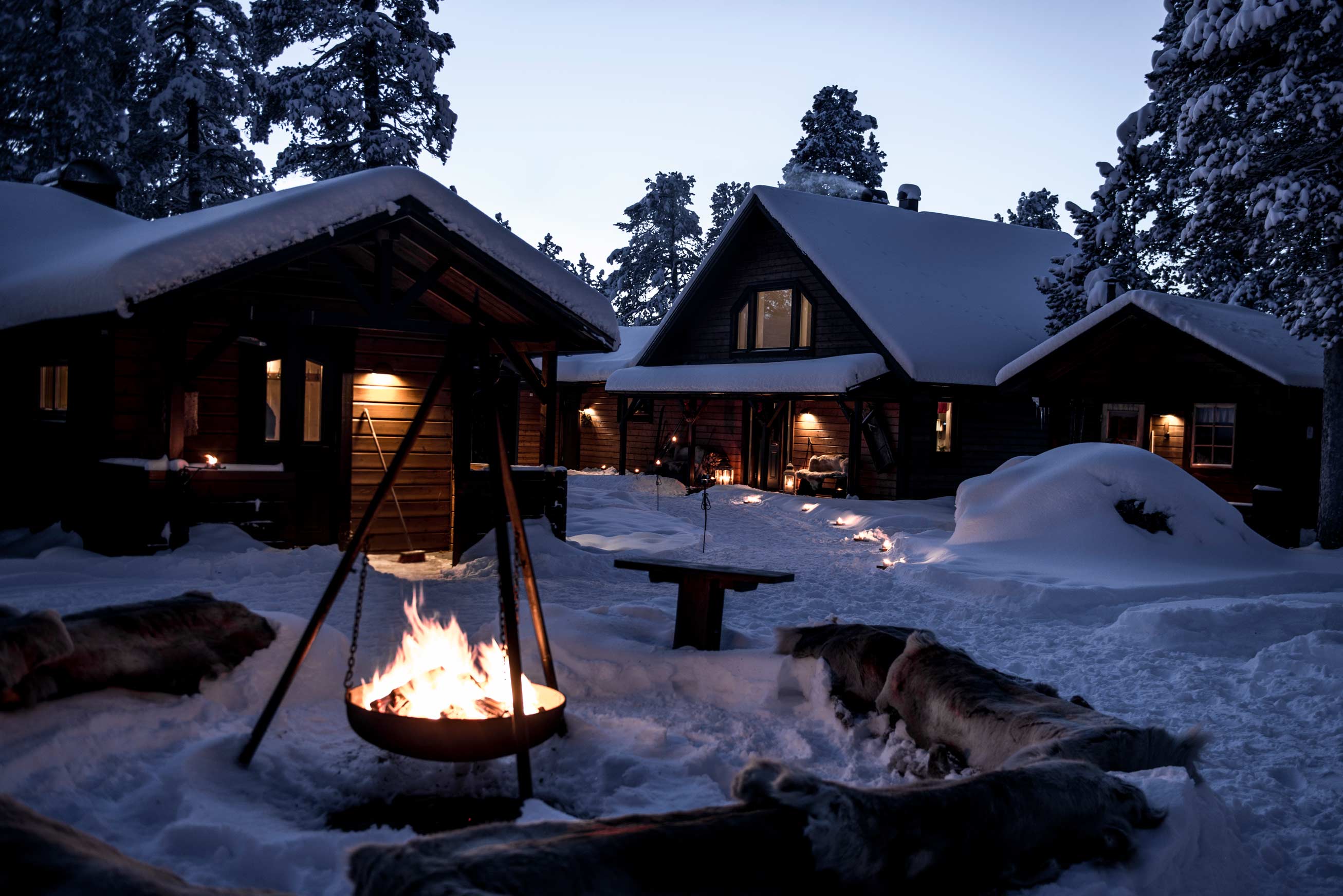 Fjellborg Arctic Lodge in Lapland with firepit, ideal for cozy, luxury Christmas vacations in the wilderness.