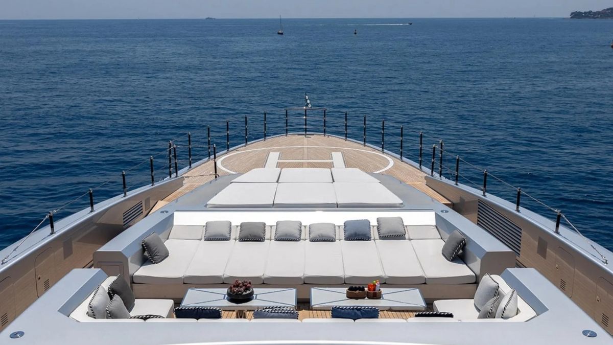 Helipad on a Superyacht in Japan - Sarastar